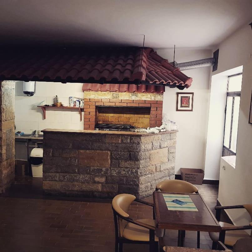 Buffet M Apartments And Rooms 오브로박 외부 사진