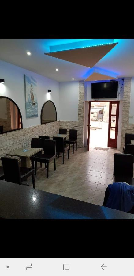 Buffet M Apartments And Rooms 오브로박 외부 사진